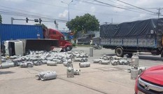 Xe chở hơn 100 bình gas lật trước cây xăng, người dân tháo chạy toán loạn
