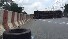 Xe khách bung lốp lật ngang, ít nhất 10 người bị thương