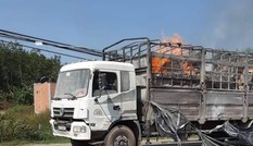 Xe tải cháy ngùn ngụt khi đang chạy, tài xế đạp cửa thoát thân