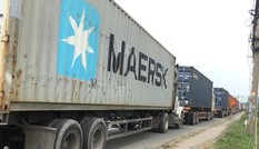 Quốc lộ 13 ‘tê liệt’ vì hải quan soi hàng giả xe container