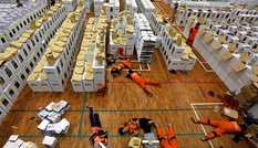 Hàng chục nhân viên kiểm phiếu chết vì kiệt sức trong cuộc bầu cử Indonesia