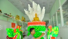 Sinh viên Trà Vinh tất bật làm hoa đăng cho lễ hội Ok Om Bok