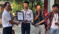 Trao học bổng tài năng cho thủ khoa khối A 'đạp xe giao trứng vịt'