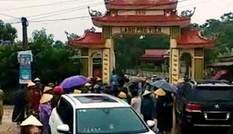 Triệu tập nhiều người vụ dân vây nhóm thanh niên phá cổng làng