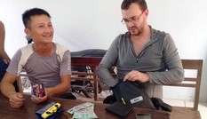 Du khách nước ngoài mừng rơi nước mắt nhận lại ví thất lạc