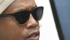Vì sao Ronaldinho bị tước hộ chiếu và phong tỏa tài sản?