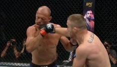 Võ sĩ Mỹ tung loạt đấm móc cực mạnh khiến ‘cao bồi' UFC ngã gục