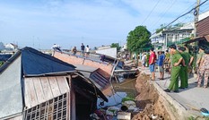 Đồng Tháp: Sạt lở kinh hoàng từ sáng sớm, 5 căn nhà bị cuốn trôi