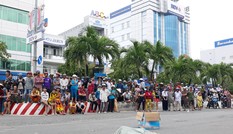 Người phụ nữ làm rơi bao tải chứa xác thai nhi xuống đường
