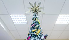 Cây thông Noel độc đáo được làm từ những vật dụng bị thu giữ tại sân bay
