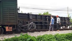 Tàu hàng trật ray ở Nam Định, đường sắt Bắc - Nam tê liệt