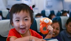 Vietnam Airlines tặng quà cho hành khách trẻ em trên 17 đường bay nội địa