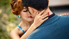 Vợ chết điếng nghe gái quán bar ôm bầu đứng giữa nhà đòi 'thế chỗ'