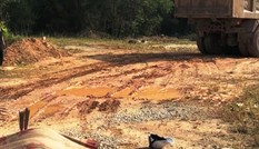 Xe tải kéo lê xe máy trong gầm khiến 2 người thương vong