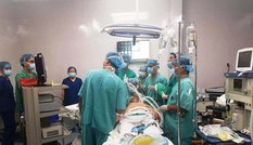 Suýt chết vì gỡ cá mắc lưới bằng… miệng