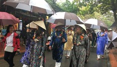 Du khách nước ngoài đội nón lá, diện áo dài 'xông đất' phố cổ Hội An Du khách nước ngoài đội nón lá, diện áo dài 'xông đất' phố cổ Hội An