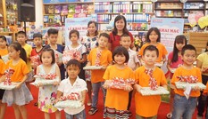 Tặng quà cho các học sinh giỏi có hoàn cảnh khó khăn