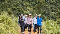 Hoa hậu Lương Thuỳ Linh mang 700 tấn vật liệu làm đường lên núi