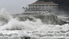 Siêu bão Hagibis đánh chìm tàu Panama, 2 người Việt Nam mất tích