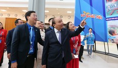 Thủ tướng Nguyễn Xuân Phúc ấn tượng với triển lãm ‘Tôi yêu Tổ quốc tôi’