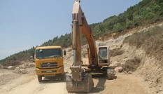 Vụ doanh nghiệp đào núi trái phép: Một người tử vong khi chặn xe chở đất