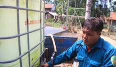 Mưa lũ khắp nơi, dân quân vẫn phải chở nước về giúp dân chữa khát