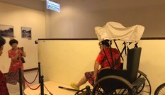 Khách Trung Quốc ngang nhiên ngồi lên xe trưng bày chụp ảnh