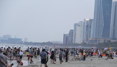 Hàng ngàn du khách đổ về bãi biển 'đẹp nhất hành tinh' Đà Nẵng