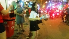 TPHCM: Xoong nồi xuống phố mừng U23 Việt Nam vào chung kết