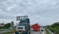 Kinh hoàng thùng container rơi xuống đè đầu ô tô đang chạy