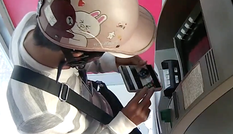 Người nước ngoài gắn vật thể lạ vào trụ ATM ở Sài Gòn