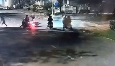 Giật túi xách bất thành, nhóm thanh niên dùng bình xịt hơi cay tấn công nạn nhân