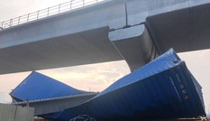 Xe container kéo sập dầm cầu vượt đi bộ: Hé lộ yếu tố bất ngờ?