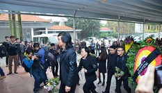 Thành viên Bức Tường mang hoa ban viếng Trần Lập