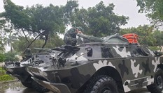 Huy động xe bọc thép BRDM-2 ứng cứu dân trong bão số 6