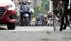 Tuyến đường lớn nhất Thủ đô có mặt đường nhấp nhô, không làn, không vạch