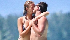Leonardo DiCaprio 'khóa môi' bồ trẻ say đắm giữa biển