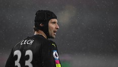 HLV Wenger 'trảm' Petr Cech vì mắc lỗi ngớ ngẩn
