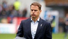 HLV Premier League đầu tiên mất việc ở mùa này