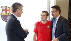 Vì sao Barcelona do dự chưa 'trảm' HLV Valverde?