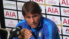 HLV Conte đứng ngồi không yên vì Lukaku