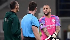 Man City mất 2 thủ môn, hậu vệ về trấn giữ khung thành
