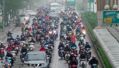 Không chờ cho phép, các phương tiện đã tràn vào làn đường BRT