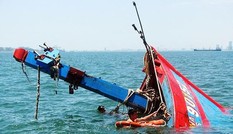Ca nô Trung Quốc ngăn cản trục vớt tàu cá Việt Nam bị chìm ở Hoàng Sa