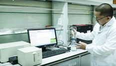 Máy lọc nước Kangaroo thí nghiệm loại bỏ chất độc hại styrene có trong dầu thải