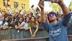 Cô gái bỗng dưng nổi tiếng vì chụp selfie cùng thần tượng