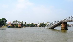 Lần thứ 2 hoãn phiên toàn xử vụ xà lan tông sập cầu Ghềnh