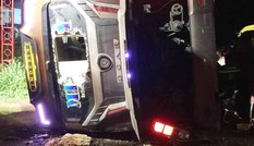 Lật xe khách ở Đồng Nai, 19 người thương vong