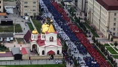 Hơn 100.000 người diễu hành mừng sinh nhật Tổng thống Putin