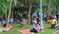 Người dân Sài Gòn mắc võng, nấu ăn trong Thảo Cầm Viên